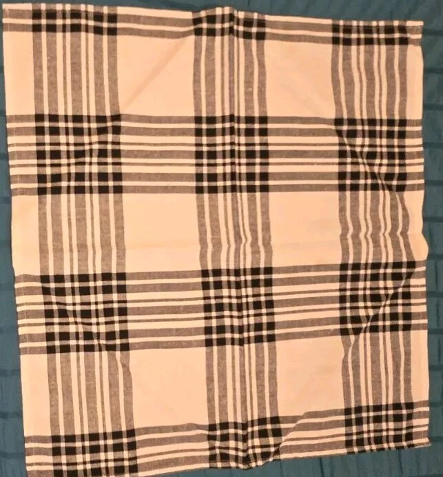 Table Cloth and 8 Napkin Set, Very Nice!! - Image 2 of 3