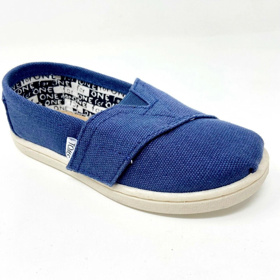 Zapatos planos informales de lona sin cordones Toms Classics azul marino pequeños para niños pequeños Foto 2 de 4