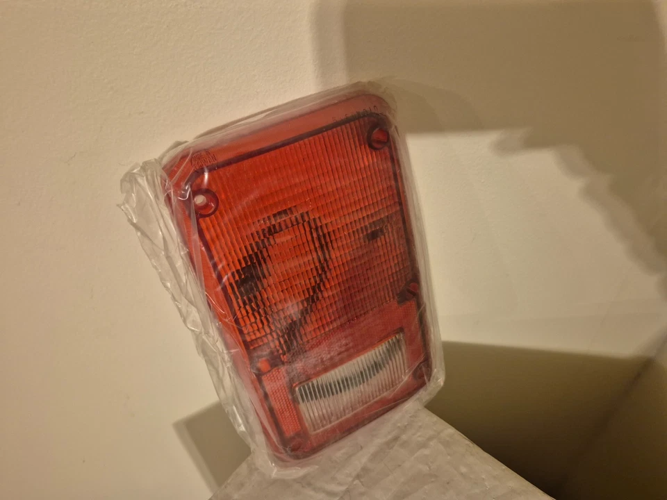 Крышка заднего фонаря в сборе 1978–1993 левый водитель фургонов Dodge и Plymouth - Изображение 2 из 4