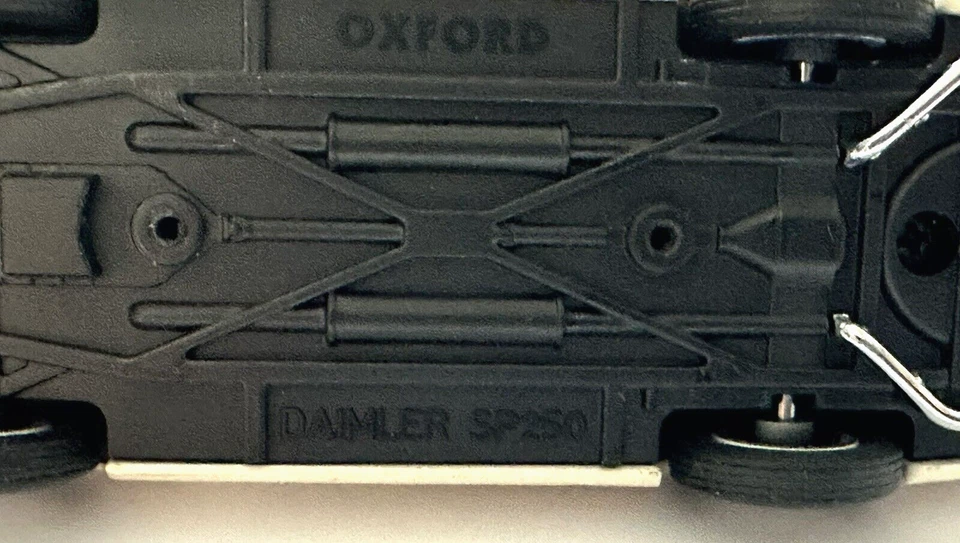 Oxford Diecast DAIMLER SP250 1/43 Scale Model Car - Ivory / Red CONVERTIBLE - Image 4 of 4