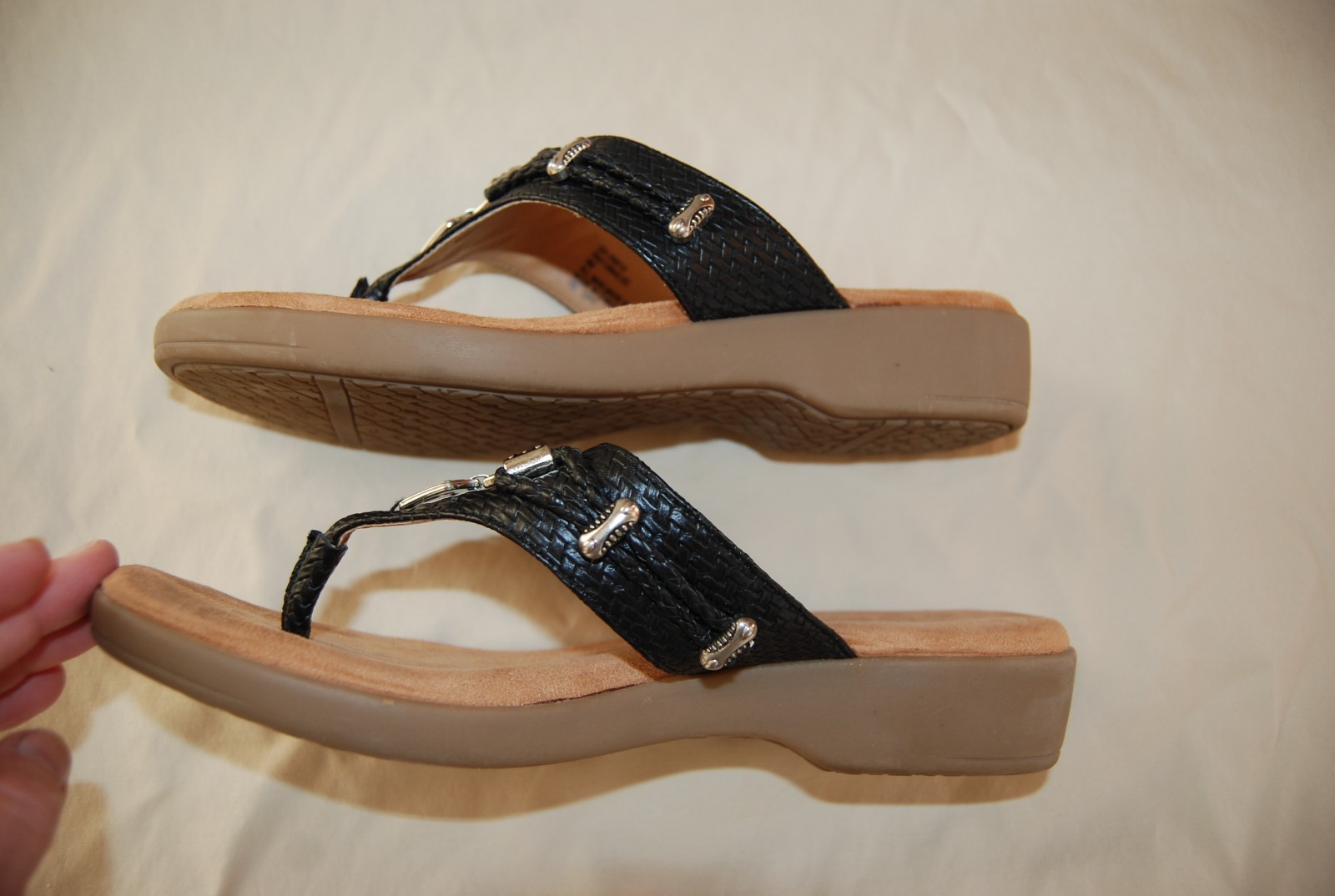 APL Sandali neri in pelle intrecciata e intrecciata RIALTO Bailee Thong con accenti in metallo argento