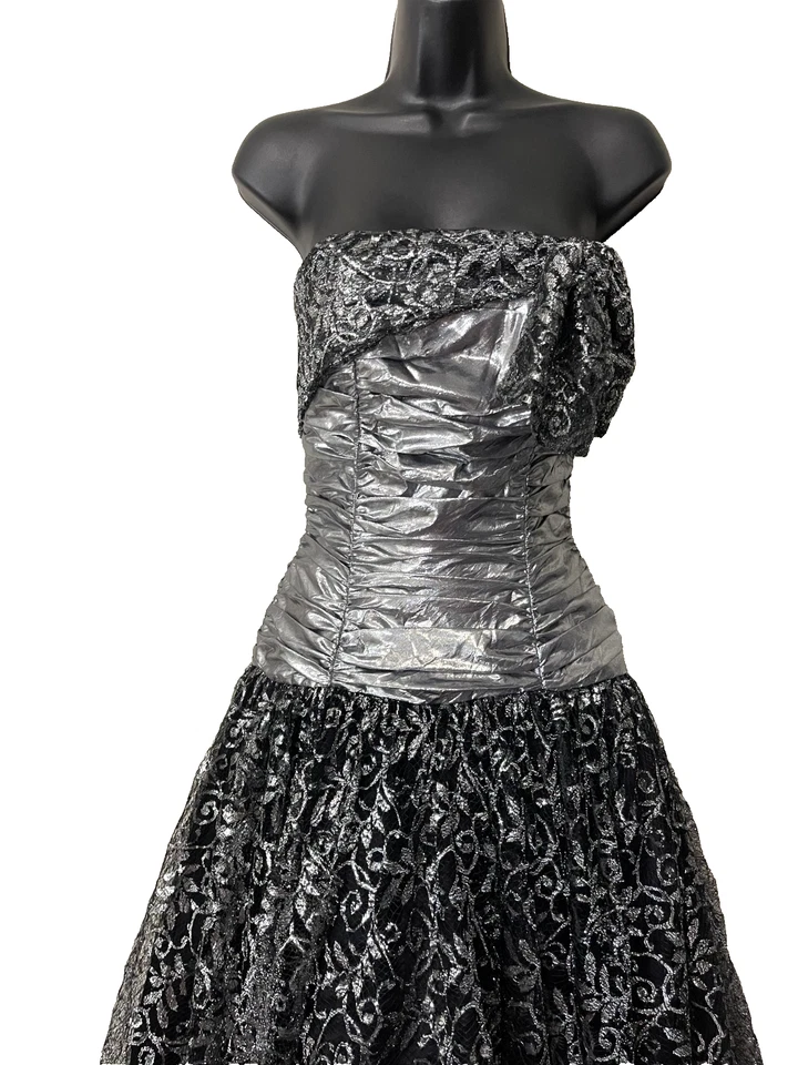 Vestido Metálico De Colección Años 80 Mike Benet Encaje Plateado Negro Gótico Juegos con disfraces Steampunk S Foto 3 de 4