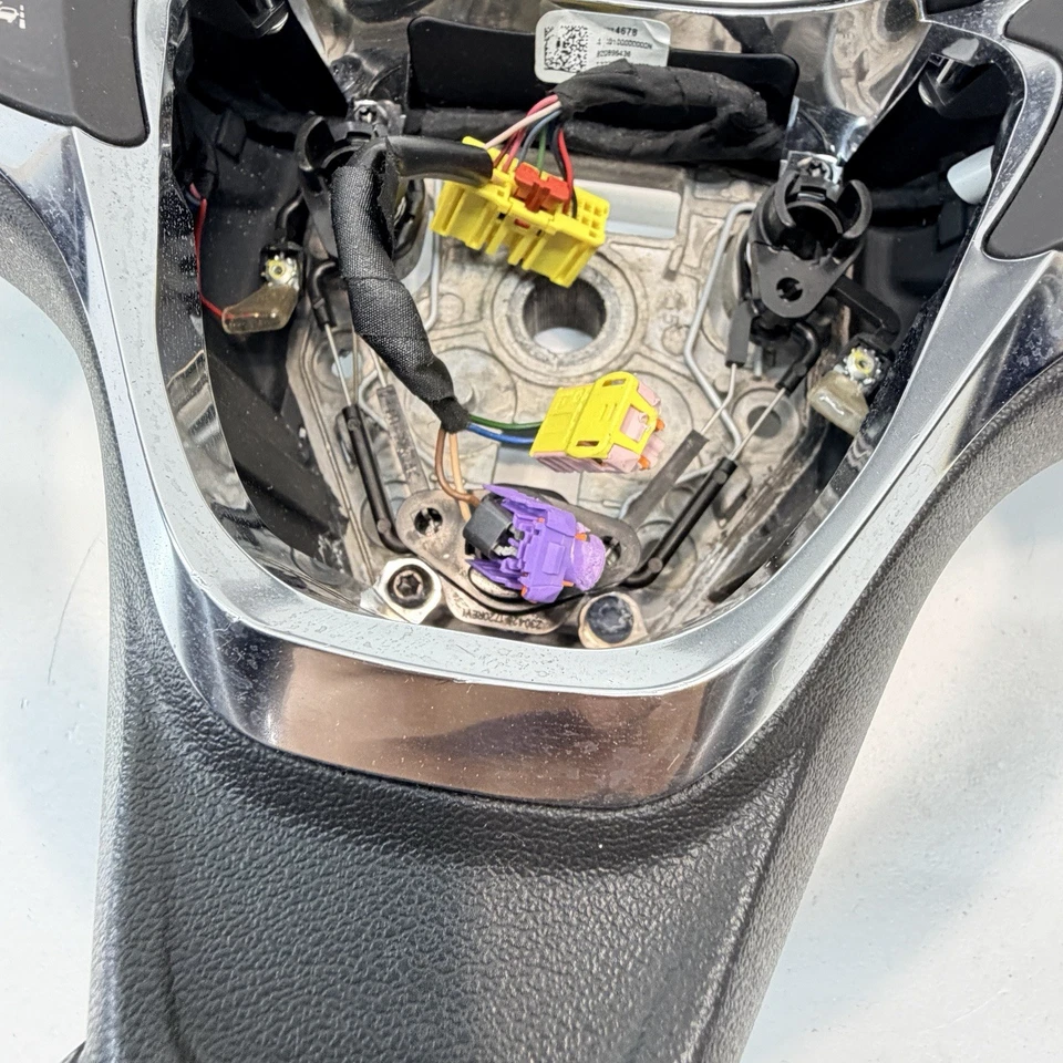 Volante del conductor Chevrolet Malibu 2016-2024 con interruptores de crucero 84934678 OEM Foto 3 de 4