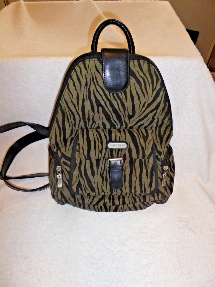 Mochila Baggallini conversível com zíper estilingue viagem verde preta bolsa com estampa de zebra