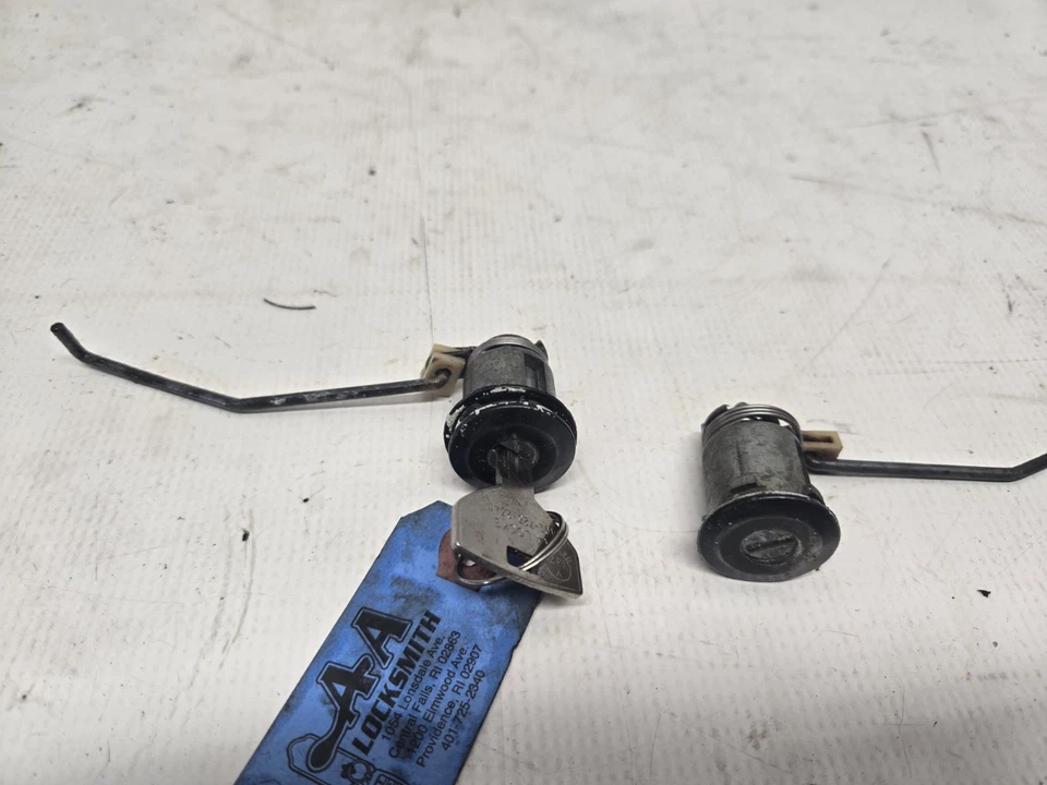 Cilindros de bloqueo de puerta con llave OEM 84-96 Jeep Cherokee XJ  Foto 2 de 3