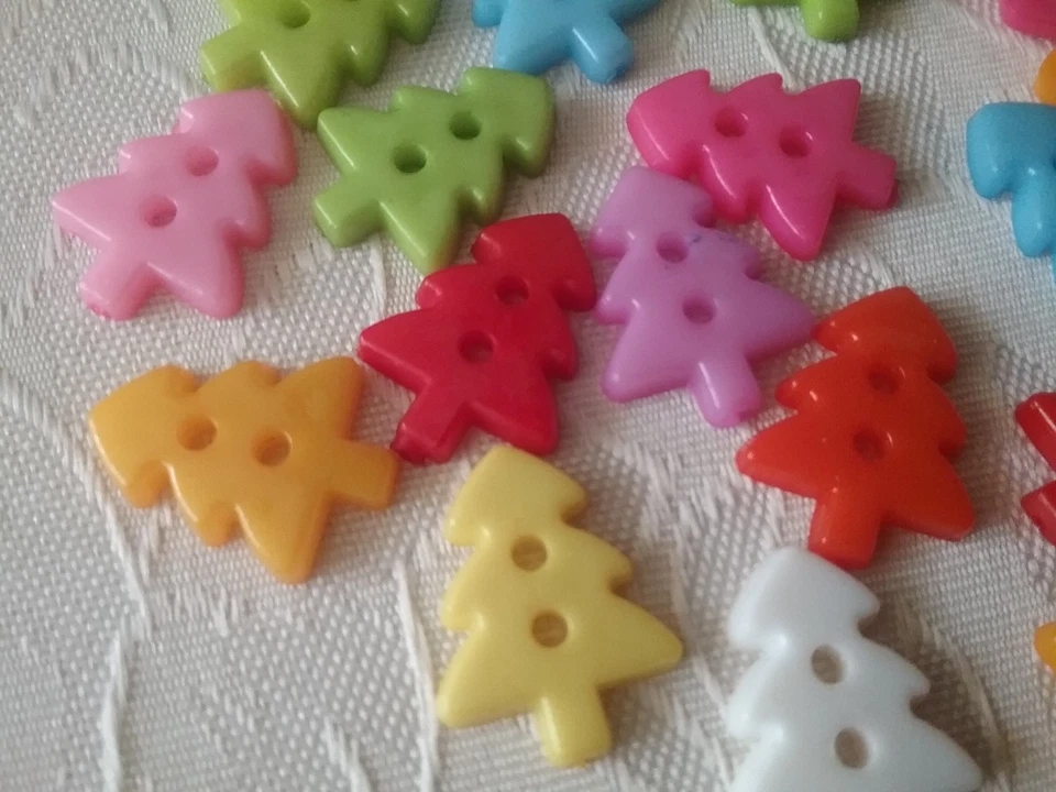 Knöpfe, Tannenbäumchen,(K202),mehrfarbig, Kunststoff, 40 Stück, 15 X 12mm - Bild 3 von 4