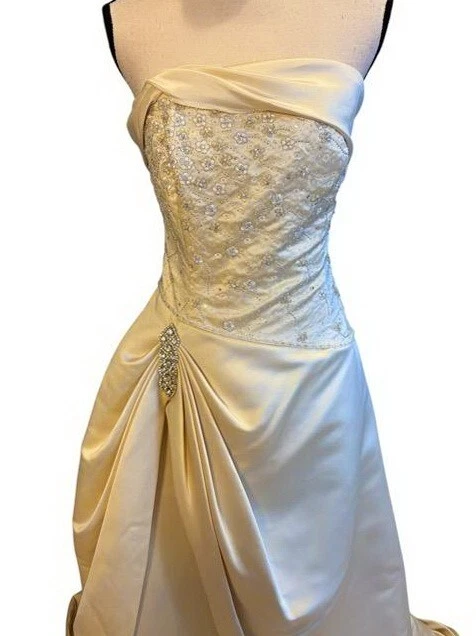 Vestido de novia sin tirantes bordado champán Demetrios talla 14 $999 Foto 3 de 4