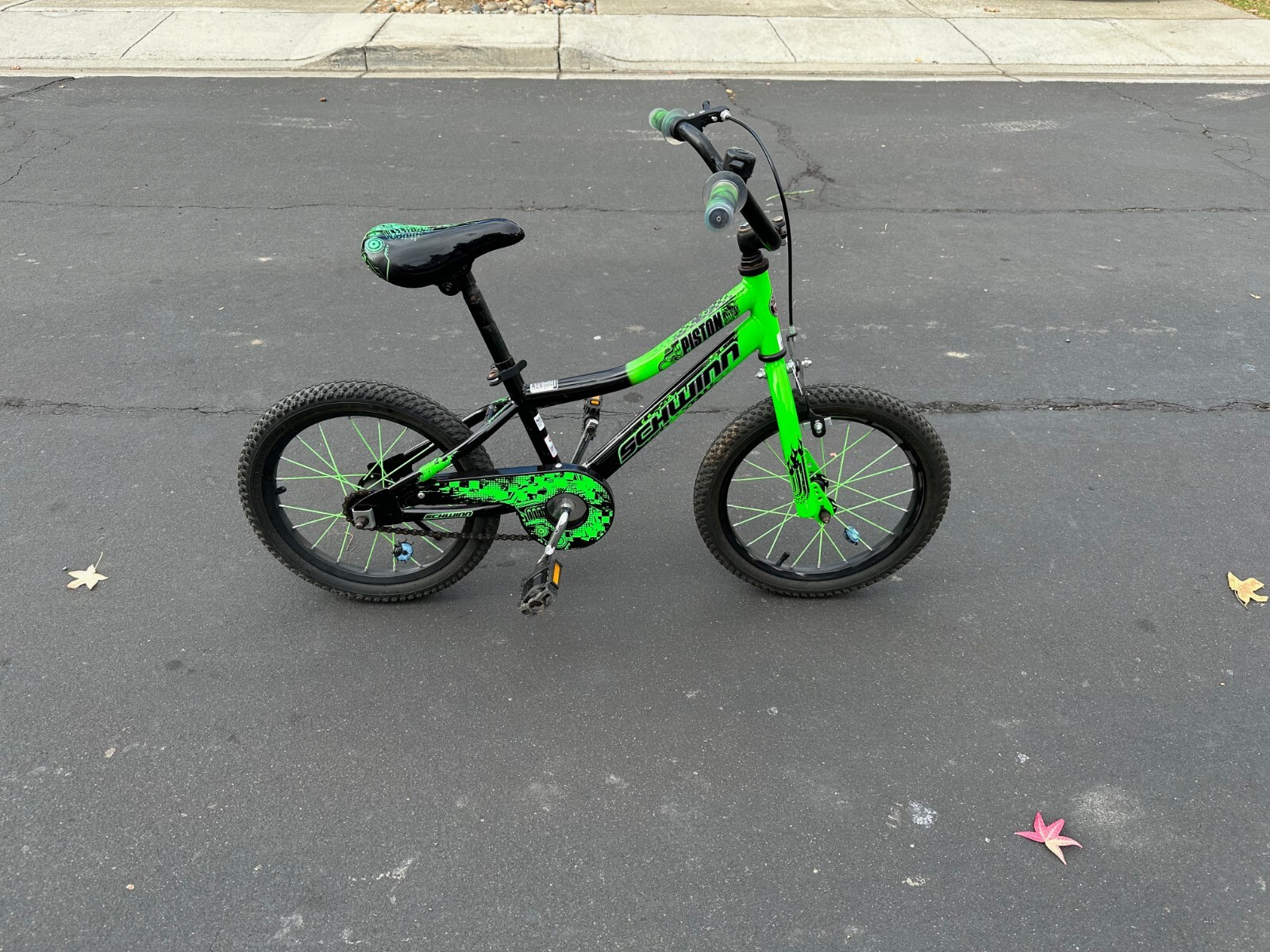 Schwinn 16 Inch Piston Boys Bike with Training Wheels eBay