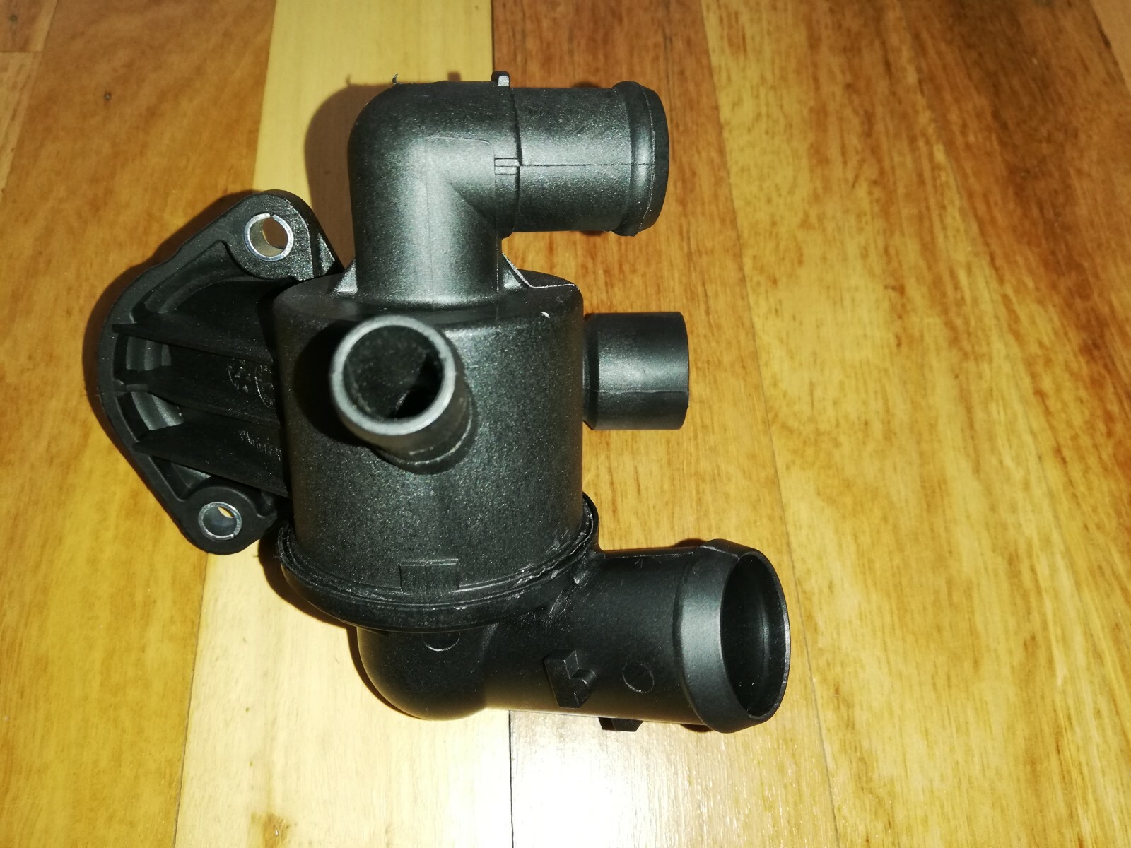 Thermostat housing Audi A3 Skoda Octavia VW Golf Passat 03L121111AC