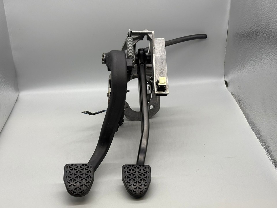 BMW 1 SERIES F20 F21 2012 Pedal assembly box/ foot controls -6762250-