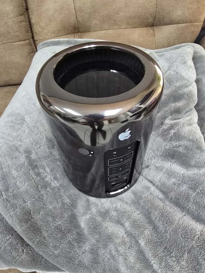 Mac Pro Late 2013 A1481  6-Core Xeon E5  3.5GH 32 GB 1 TB SSD FP D300  Monterey - Image 2 of 4