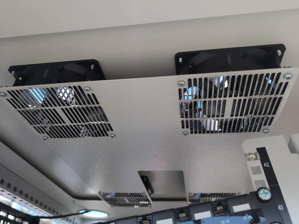 Rittal Server Rack Cabinet 800mm Wide With Inserts And Some Electrical Component - Image 3 of 4