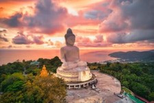 Wandbild: Erhöhte Ansicht des Big Buddha am Abend verschiedene Farben des [...]