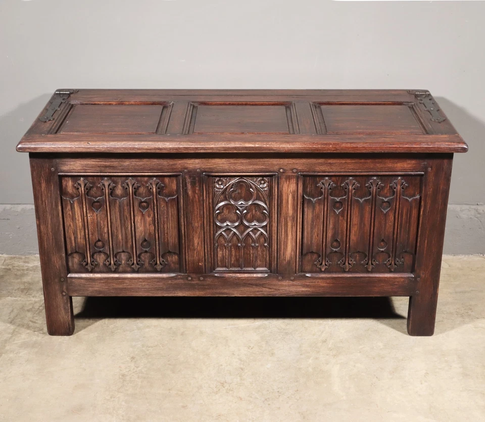 Cofre/baúl gótico francés vintage en castaño macizo y roble tallas detalladas Foto 2 de 4