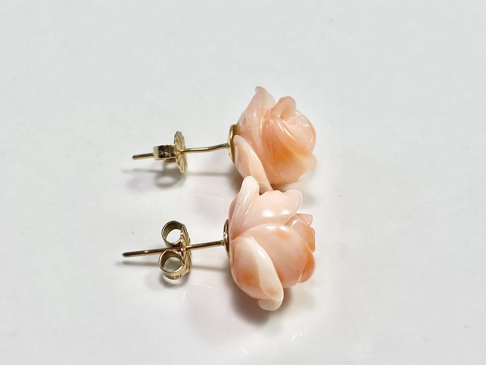 Aretes vintage de oro amarillo de 14k natural tallados a mano con flor de coral rosa Foto 3 de 4