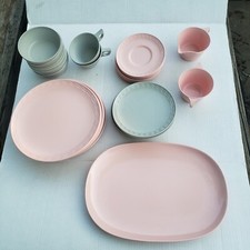 Platos de melamina Texas Ware rosa y grises raros de colección años 60 retro Melmac