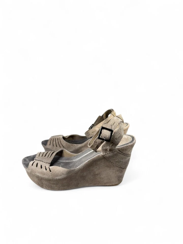 Sandalias de cuña Kenneth Cole Reaction para mujer color topo imitación gamuza vívidas talla 6M Foto 3 de 4