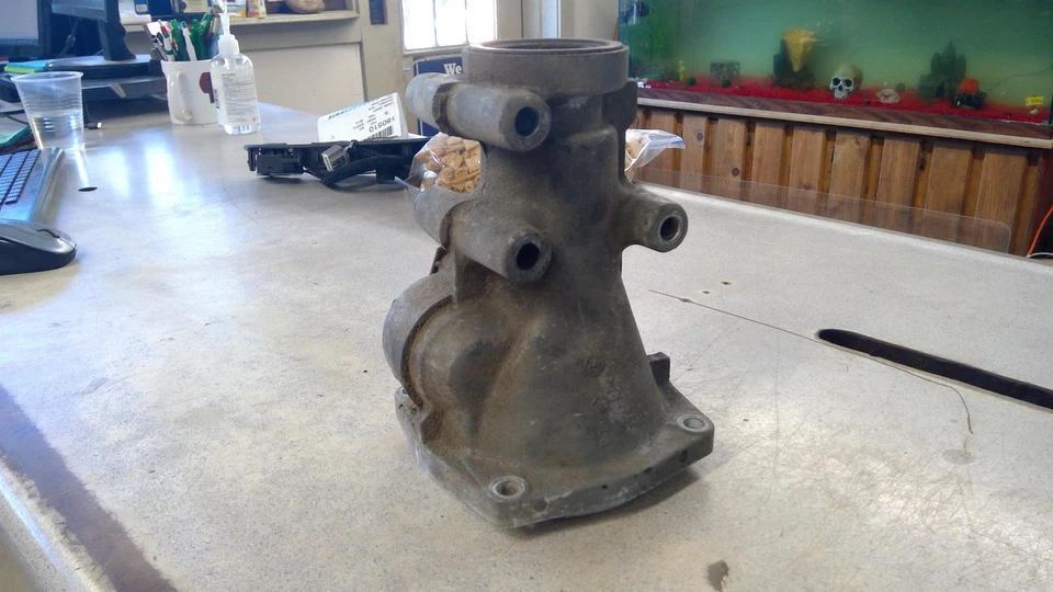 Transmission TAILSHAFT HOUSING ONLY V8 AUTO CHEVY CAMARO 86 - Image 2 of 4