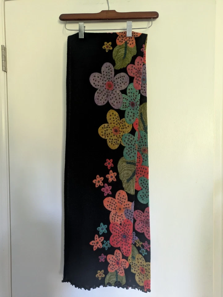 Bufanda de lana acrílica Anthropologie en negro floral sin etiqueta Foto 2 de 4