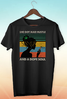 She Got Mad Hustle And A Dope Soul Herren / Damen T-Shirt KA63