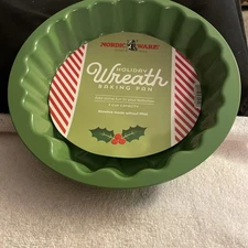 Nordic Ware Holiday Wreath Baking Pan 7 Cup Capacity NonStick Christmas New
