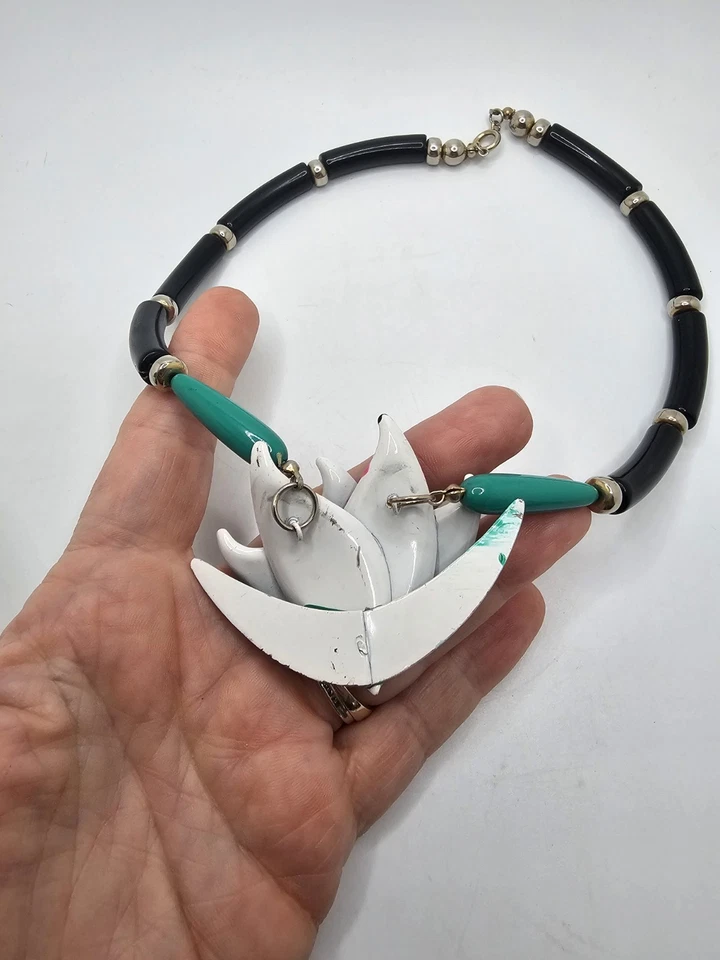 Colar Gargantilha Pingente Flor de Lótus Vintage Anos 60 Preto e Verde Frisado Metal - Imagem 4 de 4
