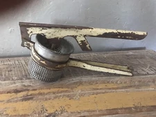 UNIVERSAL FARMHOUSE VINTAGE METAL POTATO MASHER/ RICER PRESS