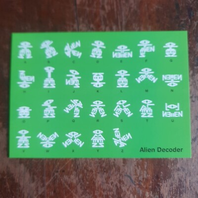 Alien Decoder Alphabet, Wissenschaftsmuseum Ausstellung Promo Postkarte, Bumerang 2005