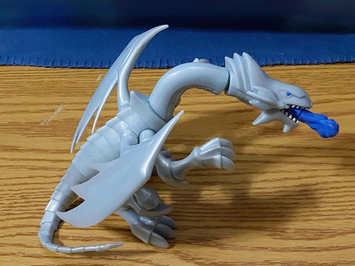 Yu-Gi-Oh! 2002 Figura de acción Blue Eyes White Dragon Mattel - Serie #1 - con juego - Imagen 4 de 12