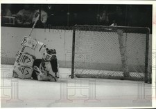 1993 Press Photo Maine goalie Mike Dunham misses puck in NCAA championship game