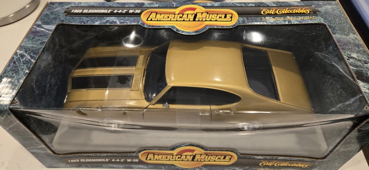 1/18 Ertl American Muscle 1969 Oldsmobile 4-4-2 W-30 DieCast