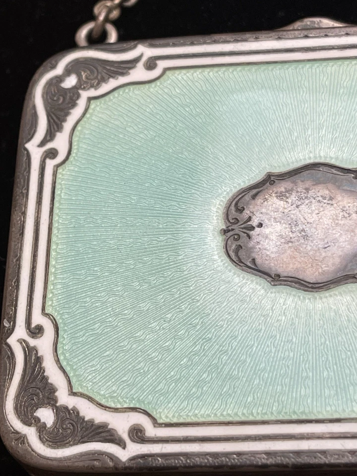 AUSTRIACO.ANTIGUO,DAMAS CHATALAIN, MOTOR GIRATORIO, GUILLOSHE EN CAJA DE CIGARRILLOS PLATEADA Foto 2 de 4