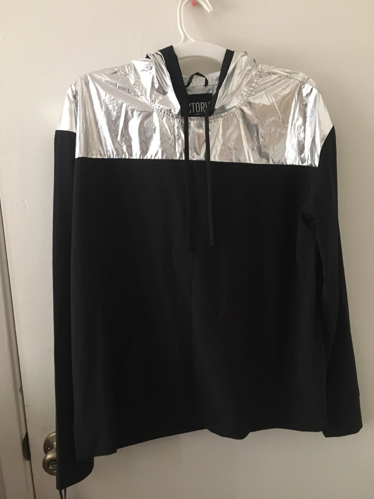 UNDERCOVER FELPA CON CAPPUCCIO NUOVA CON ETICHETTE VICTORIA'S SECRET SPORT DONNA NERO ARGENTO PULLOVER PISTA Taglia M