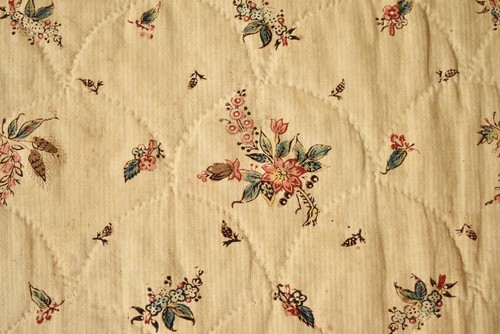 Vintage 1830's Wholecloth Antique Quilt ~GORGEOUS EARLY FABRIC & GLAZED CHINTZ! - Picture 4 of 8