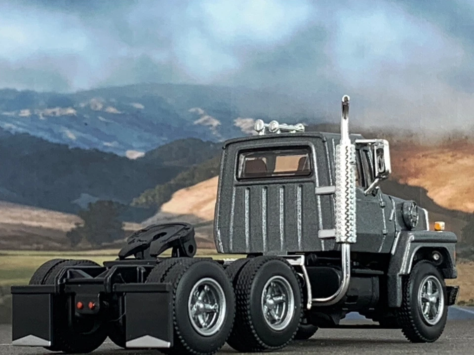 1/64 DCP GUN METAL GRAY FORD LN 9000 DAY CAB - Image 2 of 4