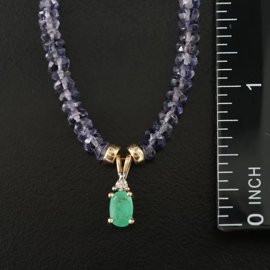 Collar de iolita con colgante de diamantes y esmeraldas de 10K Foto 2 de 4