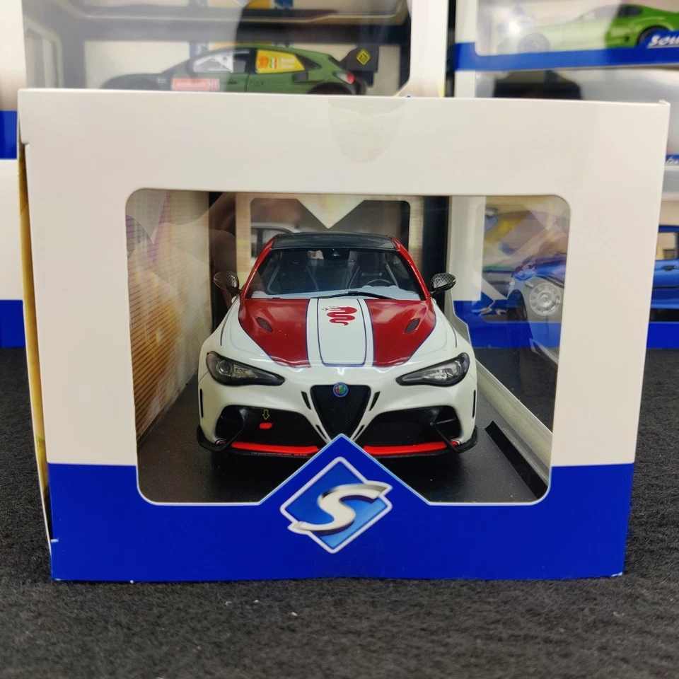 AUTO SOLIDA ALFA ROMEO GIULIA GTA BIANCO E ROSSO 2023 1:18 NUOVA SCATOLA... - Immagine 3 di 4