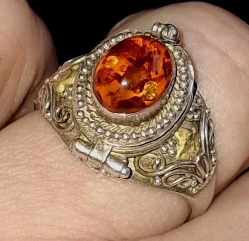 VTG Balinese 925 W/ Gold Accent Ornate Baltic Amber Cabochon Poison Ring Size 7
