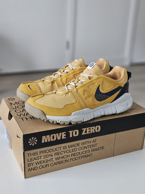 Nike Free Terra Vista Sanded Gold/Midnight Navy Men Size 10
