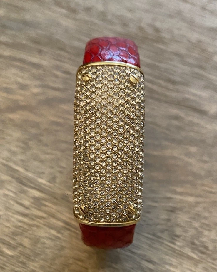 Brazalete Henri Bendel de cuero rojo con racimo de diamantes de imitación Foto 3 de 4