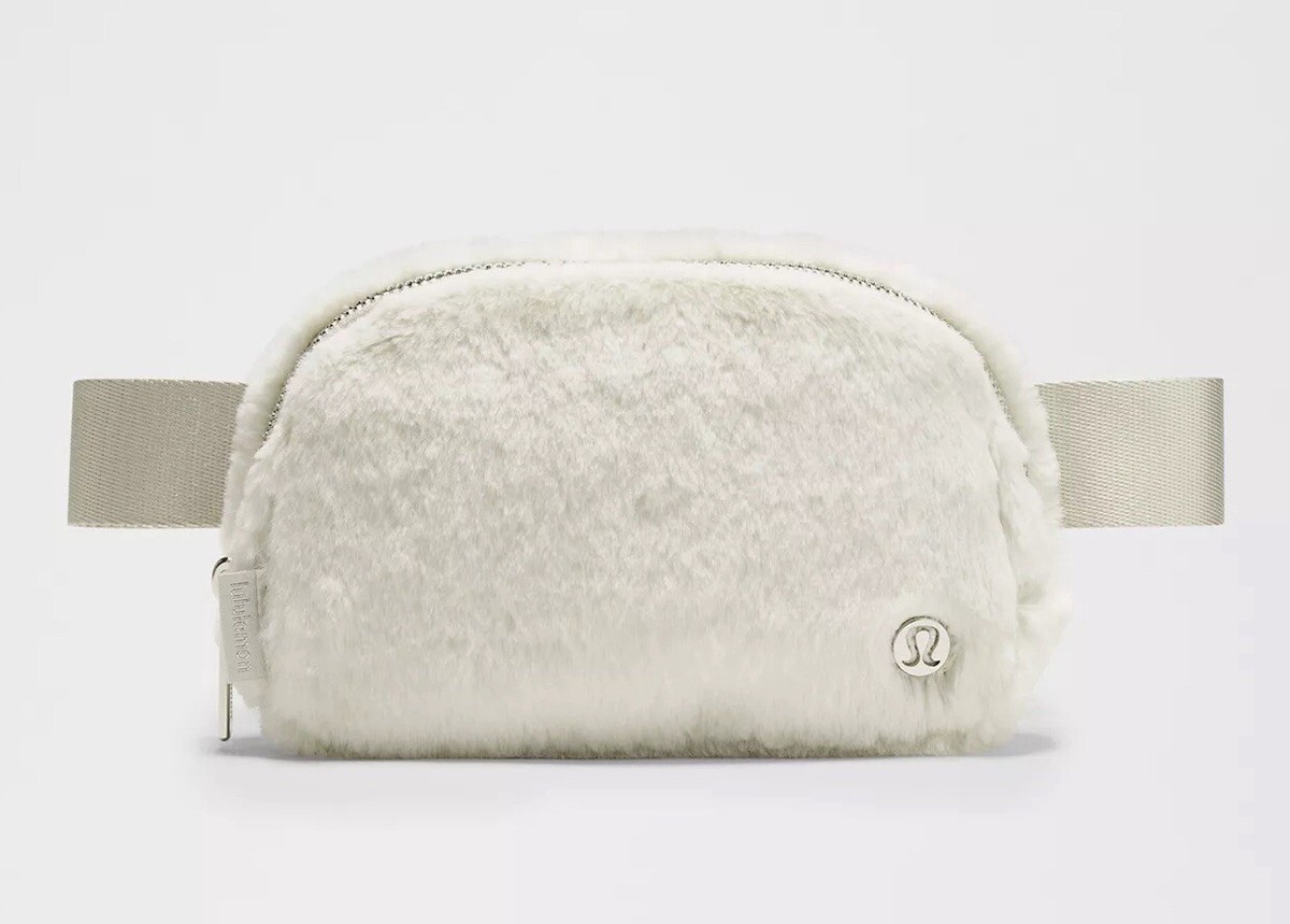 lululemon ホワイトもこもこバッグ Lululemon Everywhere Belt Bag Plush Fleece In Bone/Silver One Size