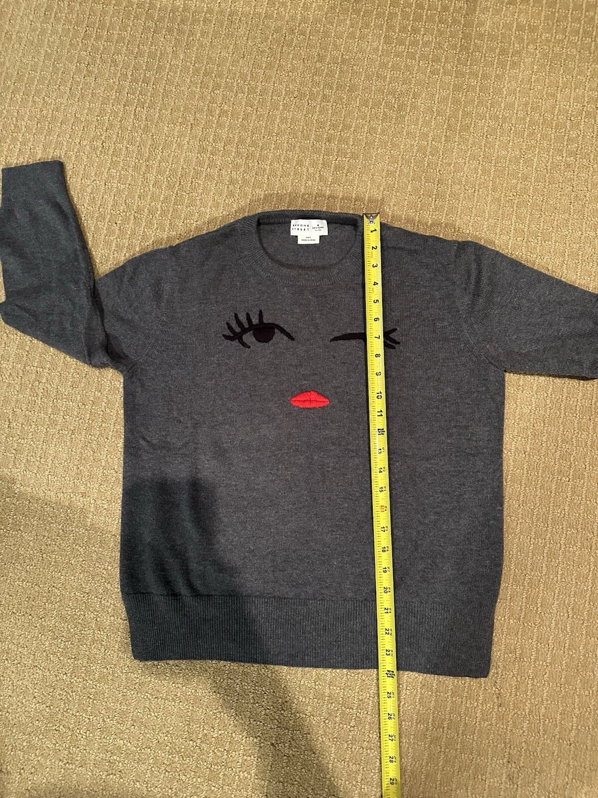 MAGLIONE KATE SPADE NEW YORK BROOME STREET GRIGIO AMMICCANTE CON LABBRA ROSSE TAGLIA LARGE