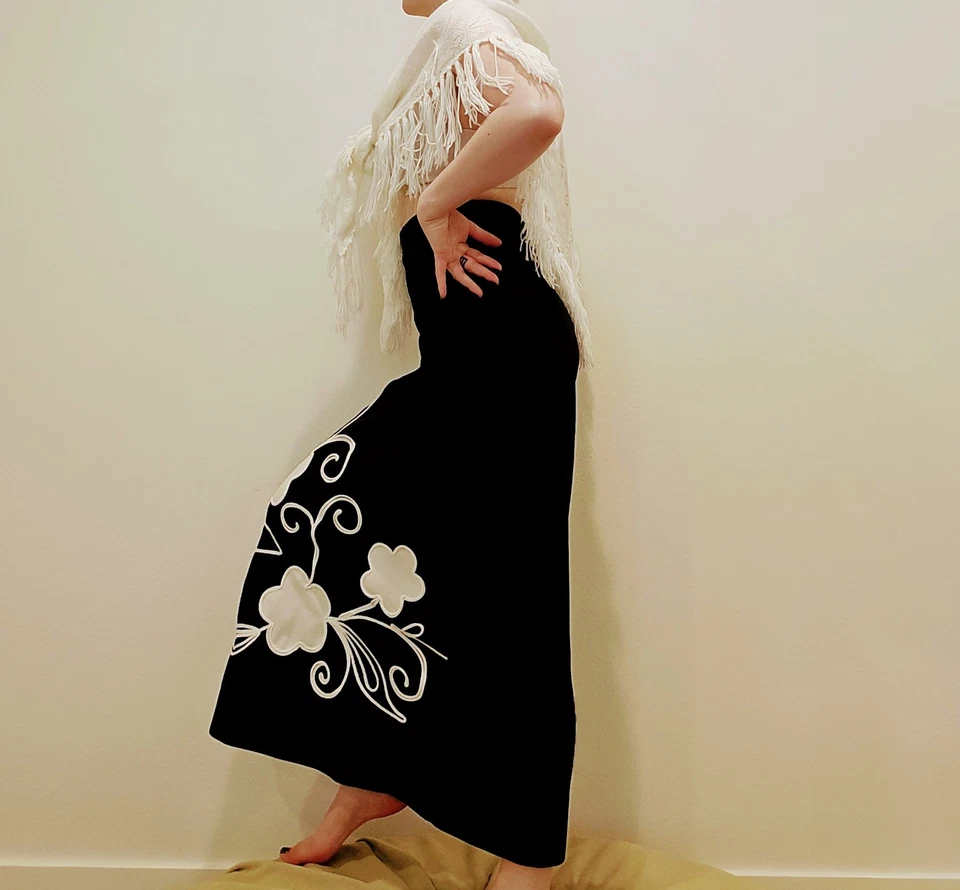 Maxi Falda Hippie Negra Blanca Años 70 Vintage Pequeña/Mediana Larga Floral Falda Foto 3 de 4