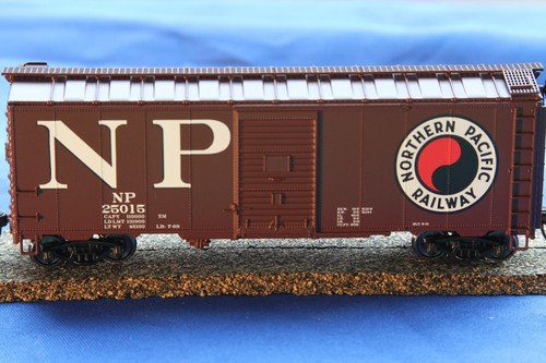 Coche de carga Walthers MainLine 910-1347 Northern Pacific 25015 40' AAR 1944 | Zustand: New