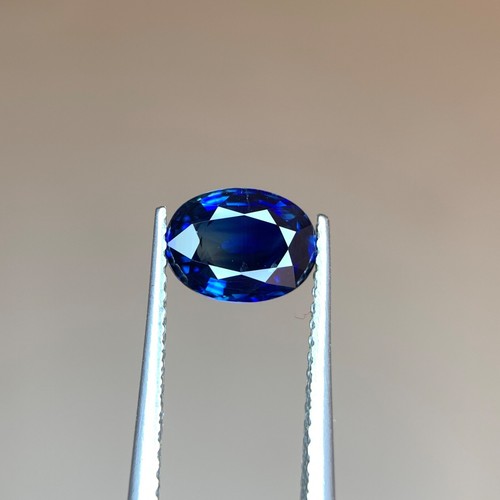 Naturschliff 1,58 Karat königsblauer Ceylon Saphir oval facettiert lose Edelstein