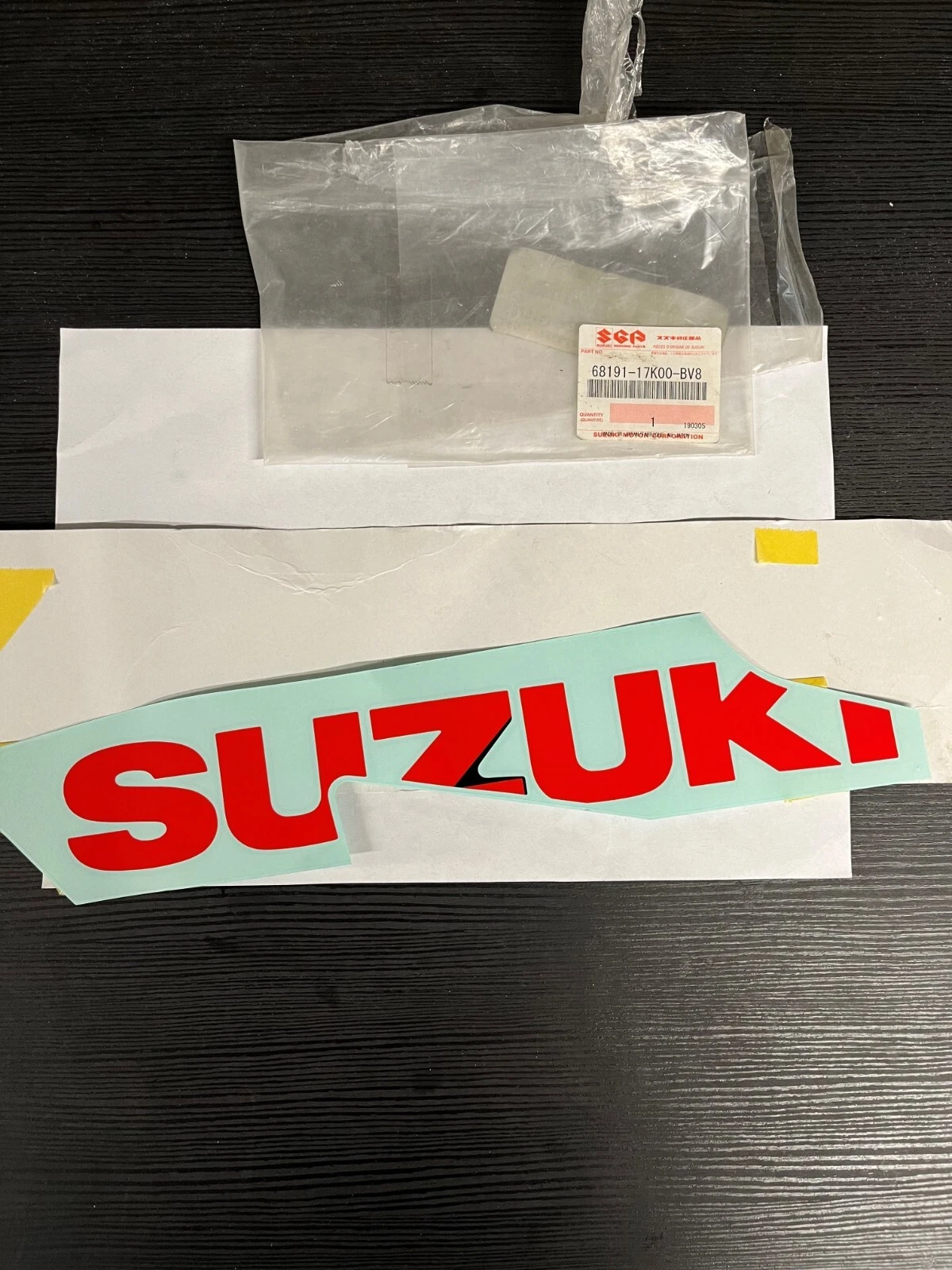 EMBLEM,SUZUKI (RED,BLACK)