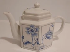 The toscany COLLECTION Hexagon TEAPOT Blue Floral Teapot  w/ Matching Lid JAPAN 