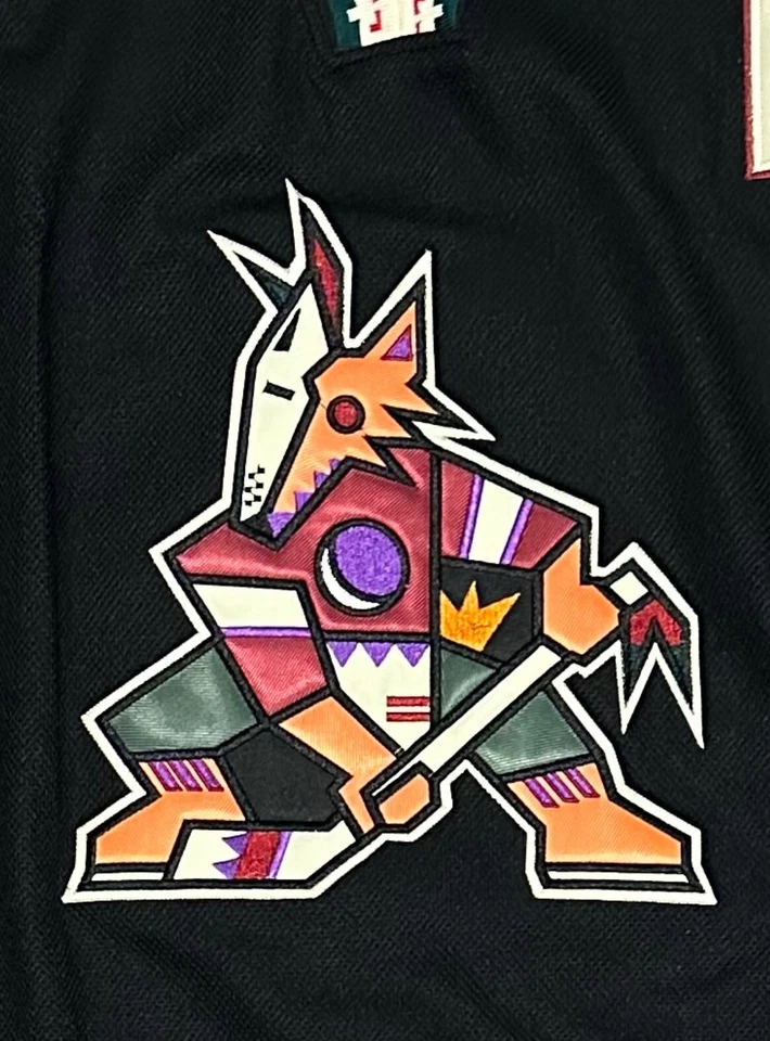 Camiseta Phoenix Coyotes Jeremy Roenick Preta CCM Vintage Throwback (Tamanhos Masculinos) - Imagem 3 de 4