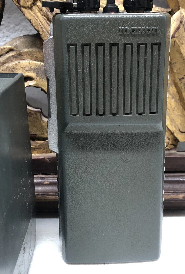 Rádio transceptor vintage Maxon resistente VHF 4 canais CP-0510-HD + carregador - Imagem 4 de 4