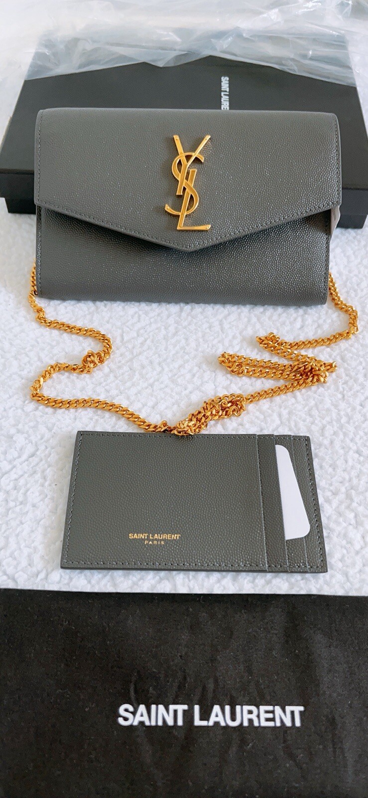 Portafoglio catena Saint Laurent Uptown in grain de poudre pelle goffrata nella tempesta